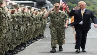 الرئيس الأمريكي دونالد ترامب أمام مجموعة من القوات - أرشيفية