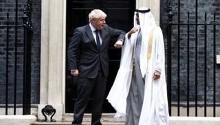 جانب من استقبال جونسون للشيخ محمد بن زايد في مبنى الحكومة البريطانية