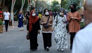 أناس يرتدون الكمامة للوقاية من فيروس كورونا في شوارع تركيا