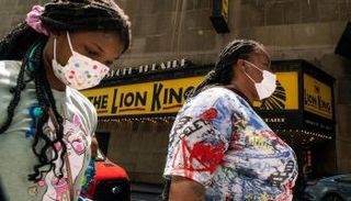 أمريكيتان ترتديان الكمامة للوقاية من فيروس كورونا (كوفيد-19)