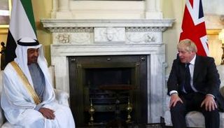 جانب من المباحثات بين الشيخ محمد بن زايد آل نهيان ورئيس وزراء بريطانيا - أ.ف.ب