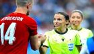 كرة القدم بالكعب العالي.. سيدات اقتحمن لعبة الرجال