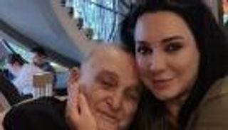 أول تعليق من سلاف فواخرجي بعد وفاة والدها: "خلص الحكي بعدك"