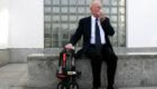 وفاة مخترع الآلة الحاسبة.. "سنكليز" لم يستخدم اختراعاته أبدا