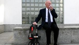 كلايف سنكليز مبتكر الآلة الحاسبة المحمولة و