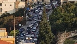 زحام أمام محطات الوقود في لبنان.