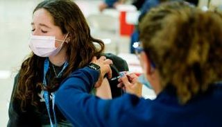 فتاة تتلقى لقاح كورونا (أرشيفية)