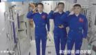 أول قاطني محطة الفضاء الصينية يعودون للأرض