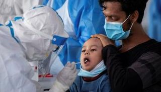 الحصول على مسحة كورونا من أحد الأطفال