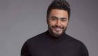 فيديو.. تامر حسني يحقق حلم فتاة كفيفة بالغناء معه