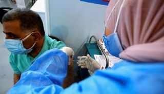 مواطن مصري يتلقى لقاح كورونا (أرشيفية)