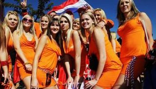 هولنديات يشجعن منتخب بلادهن في إحدى مباريات كرة القدم