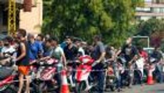 فيديو.. لبنانية تحصل على البنزين مقابل "قبلة"