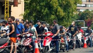 طوابير أمام محطات البنزين في لبنان