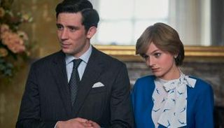 مشهد يجمع بطلي مسلسل "ذا كراون"