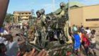 مسؤول: رئيس غينيا ما زال محتجزا رغم محادثات مع قادة الانقلاب