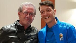 أوزيل والسياسي الألماني - أرشيفية 