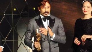 قصي خولي يتسلم جائزة 