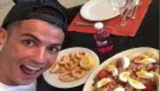 لعيون كريستيانو رونالدو.. لاعب إنجليزي يرحب بتناول "حصان" 