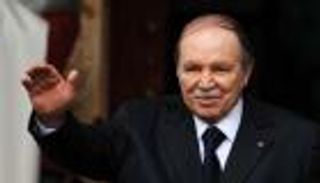 الجزائر تنكس الأعلام حدادا على وفاة بوتفليقة