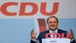 "بموسيقى روكي".. مرشح حزب ميركل يحارب للفوز بالمستشارية