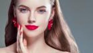 أحمر الشفاه بألوان الفواكه.. إطلالة مفعمة بالأنوثة والإثارة