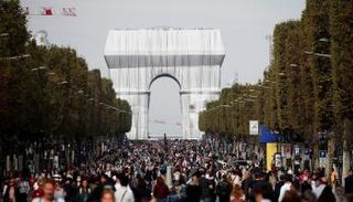 الحشود تتدفق على شارع الشانزليزيه خلال "يوم بلا سيارات" في باريس