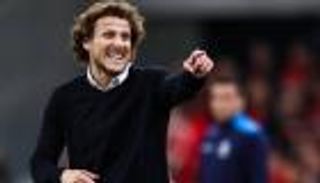 إقالة عن بعد.. "زووم" يطيح بصديق لويس سواريز المونديالي