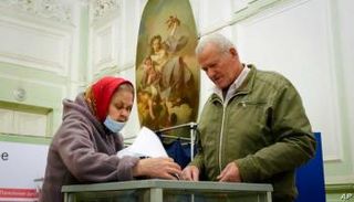 سيدة روسية تدلي بصوتها في الانتخابات البرلمانية