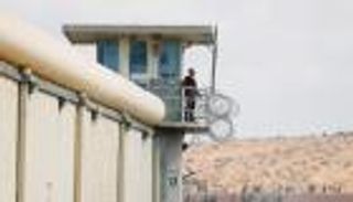 محكمة إسرائيلية تمدد اعتقال 4 من أسرى سجن "جلبوع"