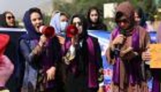 مظاهرة نسائية في كابول تطالب "طالبان" بالعمل والدراسة
