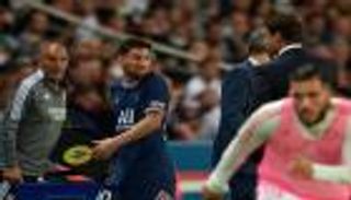 أولى أزماته في باريس.. ميسي يحرج مدربه أمام الكاميرات