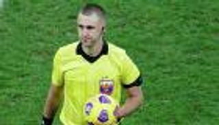 "حجر ورق مقص".. قرعة "طفولية" تحرج حكما في روسيا