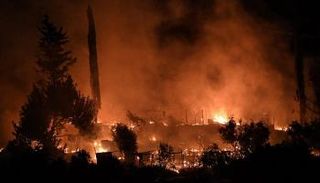 النيران مشتعلة بمخيم للمهاجرين في جزيرة 