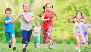أطفال يركضون في حديقة (أرشيفية)