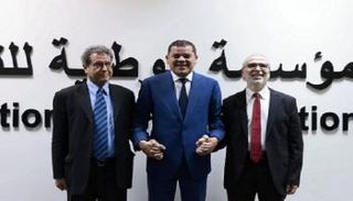من اليمين صنع الله والدبيبة ووزير النفط عون (أرشيفية)