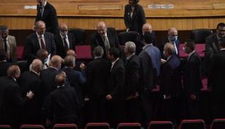 النواب يهنئون ميقاتي بعد نيل الثقة