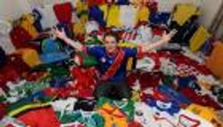 سؤال بأكثر من إجابة.. أين تذهب قمصان اللاعبين بعد المباريات؟