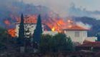 صور: أضرار بركان "لا بالما".. إجلاء سكان ودمار وغازات سامة