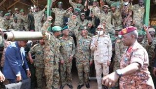 الفريق أول عبدالفتاح البرهان خلال زيارته لمقر سلاح المدرعات