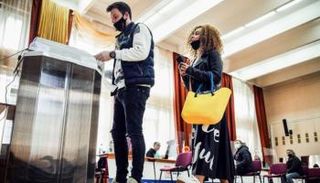 جانب من عملية التصويت بالانتخابات الروسية - أ.ف.ب 