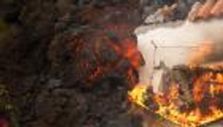 صور: بركان "لا بالما" الإسبانية يحرق المنازل والحقول.. السماء تكتسي بالأحمر