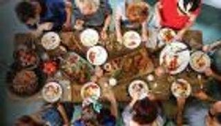 لا تضع الشوكة بالفم في تايلاند.. أغرب قواعد الموائد حول العالم