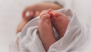 المرأة عرضته للبيع بمساعدة موظفة - أرشيفية