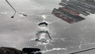 آثار الرصاص على سيارة 