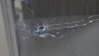 آثار إطلاق النار على مقر حزب تركي معارض