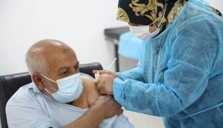 ليبي يتلقى جرعة لقاح كورونا بأحد المراكز الصحية (أرشيفية)