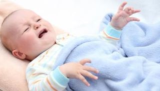 العصبية عند الرضع مشكلة تؤرق الأمهات