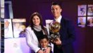 والدة كريستيانو رونالدو: نجله أفضل منه