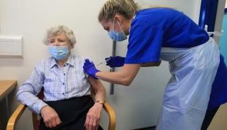 جرعة ثالثة من لقاح فايزر ضد كورونا لمن يبلغون 65 عاماً فأكثر في أمريكا